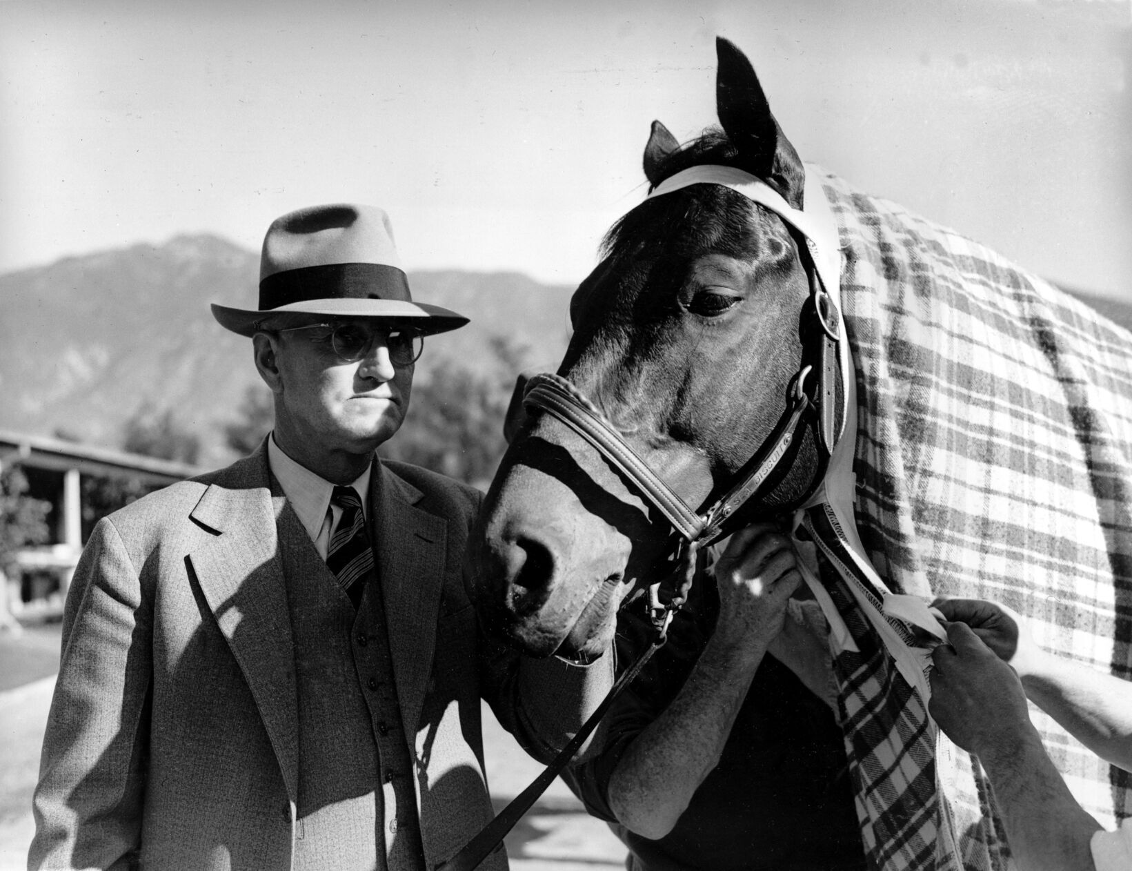 1940: Seabiscuit wins his final race, retires as leading money-winning horse in world